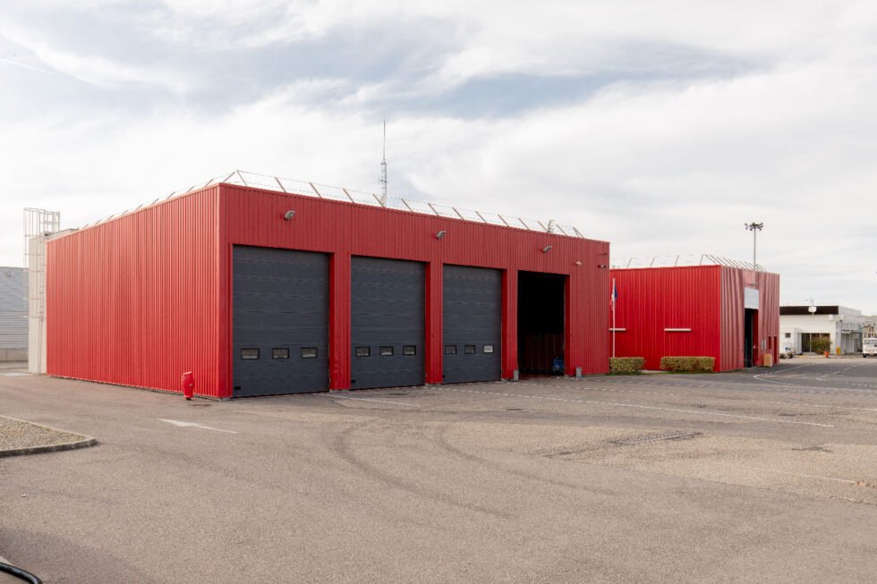 Bâtiment du SDIS mise en place garde corps et échelle à crinoline avignon 83