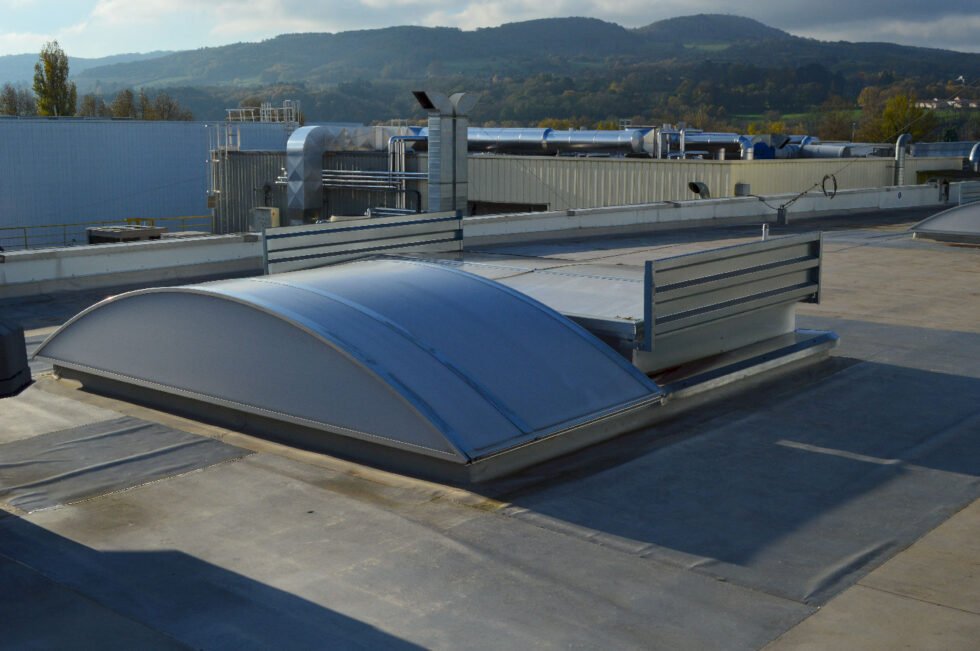 Voute polycarbonate avec ossature aluminium et exutoire de désenfumage sur rehausse double ventaux BASF genay 69