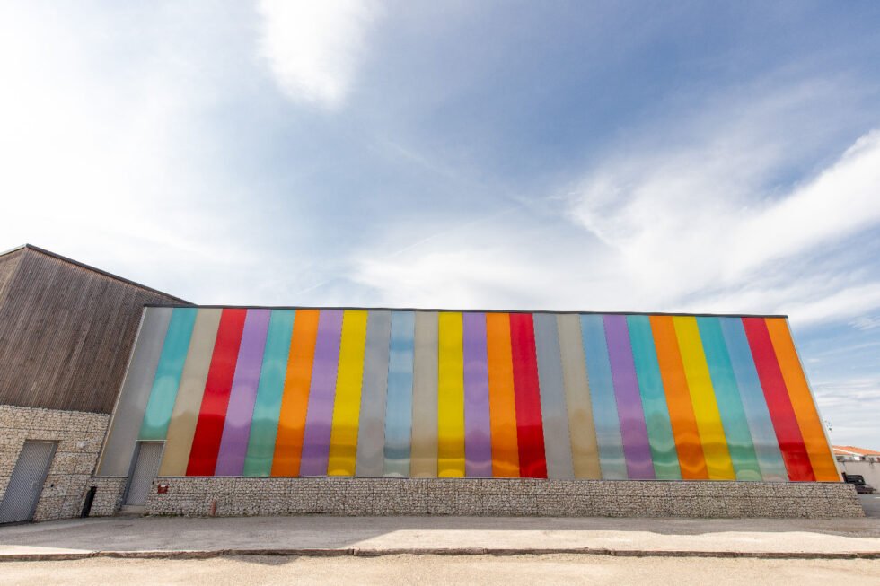 bardage en lames d'acier multicouleur sur batiment industriel Avignon 83