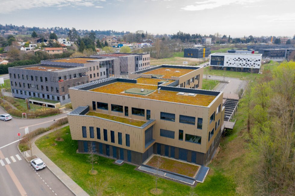 bâtiment de bureaux réalisation bardage en cassettes et toiture végétalisée dardilly 69