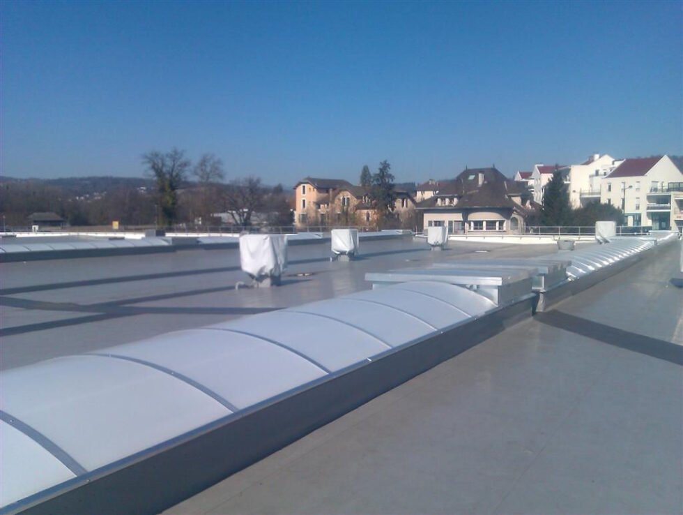 bâtiment industriel avec réalisation du bachage du rafraichissement adiabatique Salomon 74