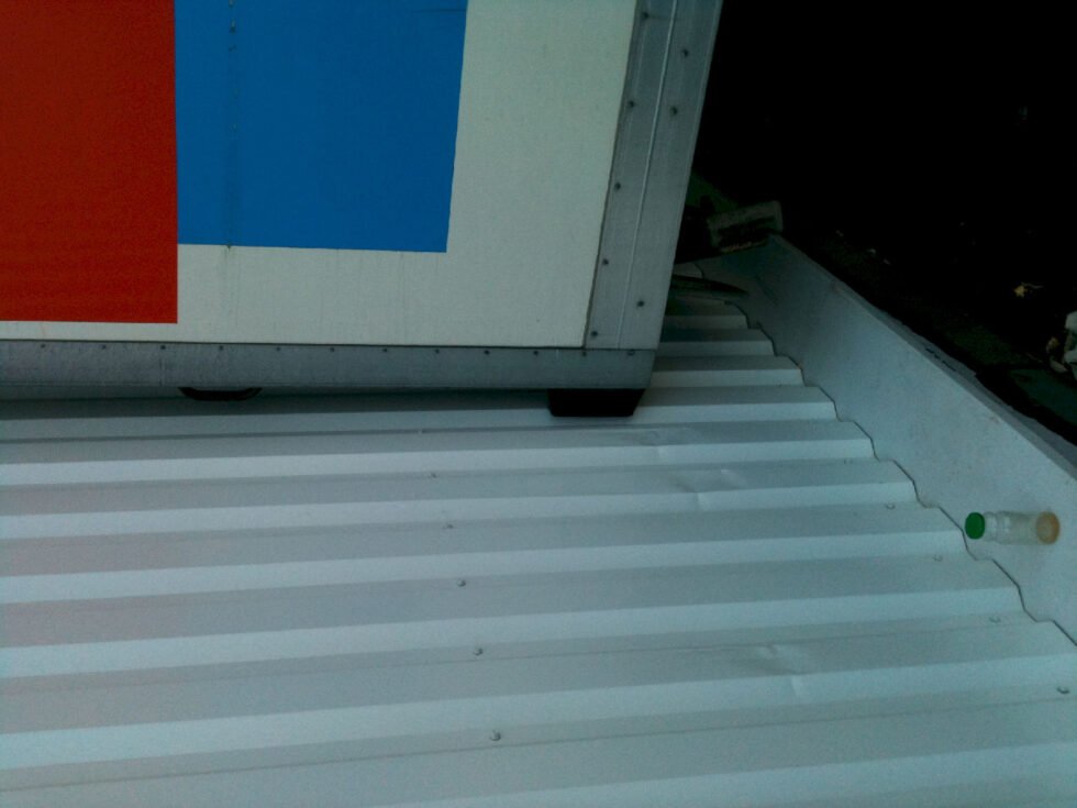 Vérification du bardage abimé au magasin But de Sollies-Pont 83