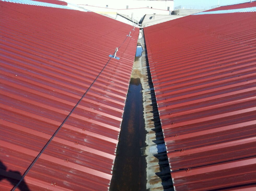 Avant entretien : caniveau non entretenu en acier galva sur toiture bac sec veralia saint romain du puy 42