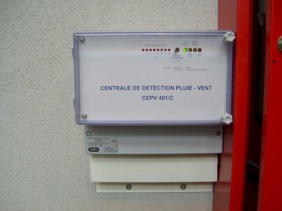 centrale de détection pluie et vent pour désenfumage naturel servant d'aération dans une usine Saint Etienne 42