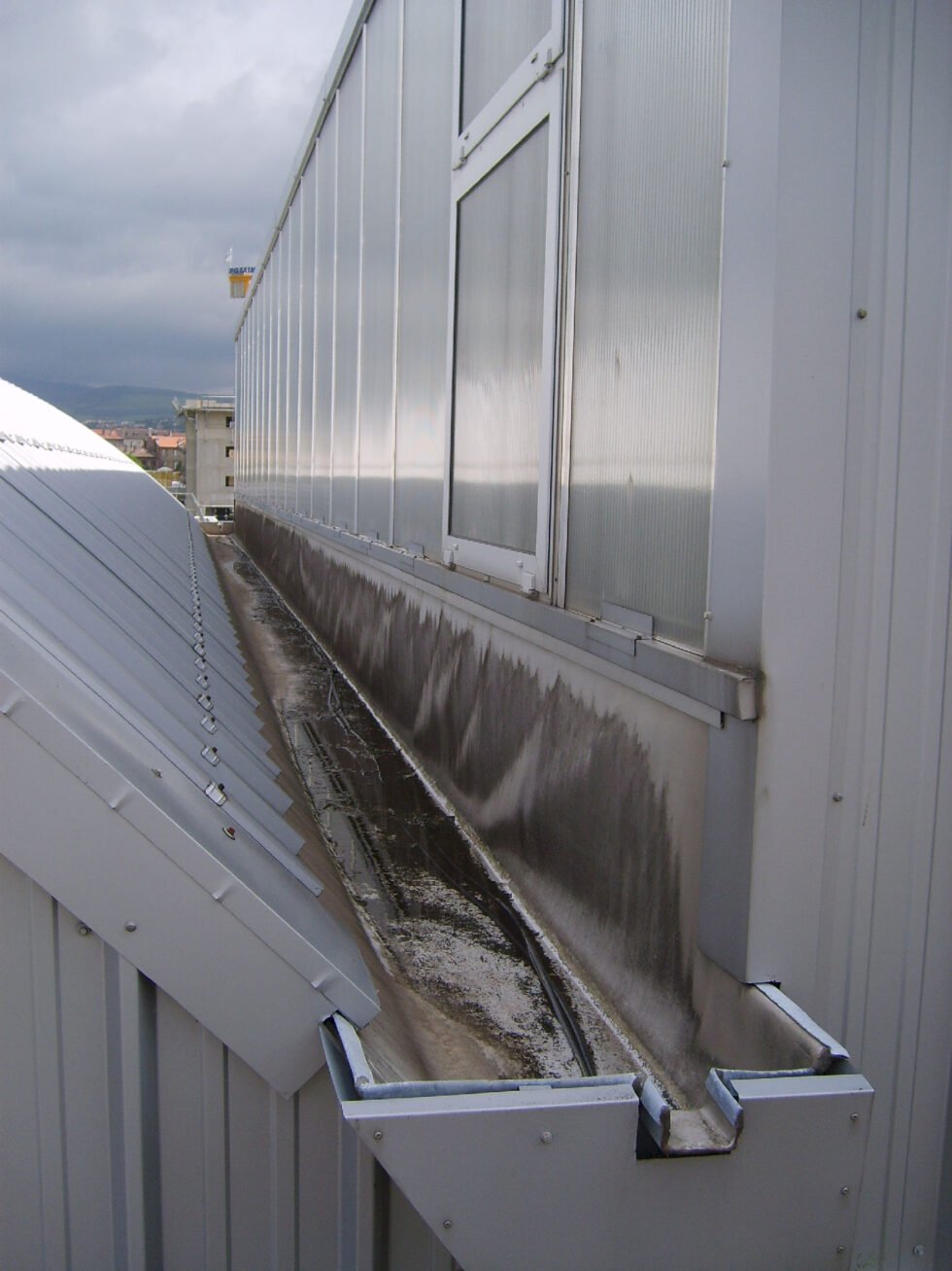 chassis pneumatique de désenfumage naturel en PCA avec caniveau en PVC armé CETIM Saint Etienne 42