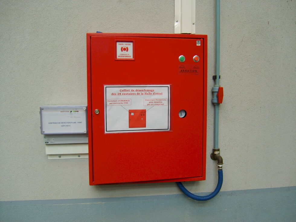 Vérification de coffret de désenfumage naturel et d'aération combiné avec désignation de la zone de déclenchement et centrale de détection pluie et vent Saint Etienne 42