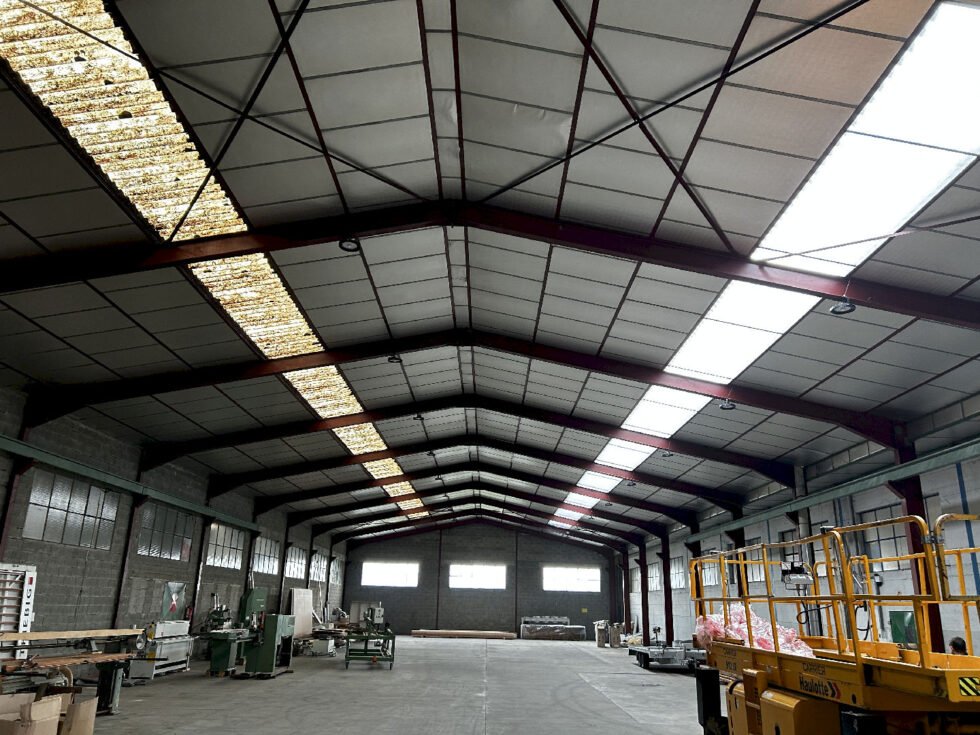 Entretien en cours différence entre plaque polyester changée ou non sur bâtiement industriel en toiture fibre ciment à Soucieu-en-Jarrest 69