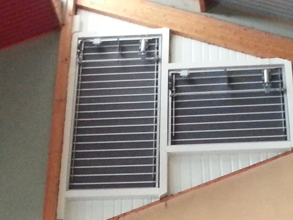 entretien d'un exutoire de désenfumage naturel à lames pneumatique vue intérieure gymnase lyon 69