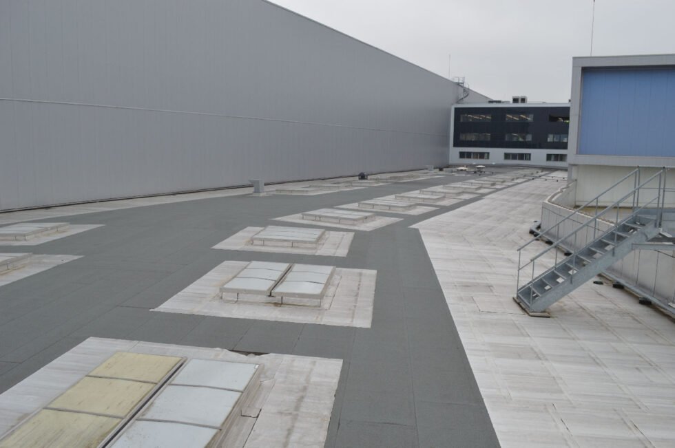 exutoire de fumée double ventaux sur toiture étanchéité du'ne base logistique intermaché à saint quentin fallavier 38C5