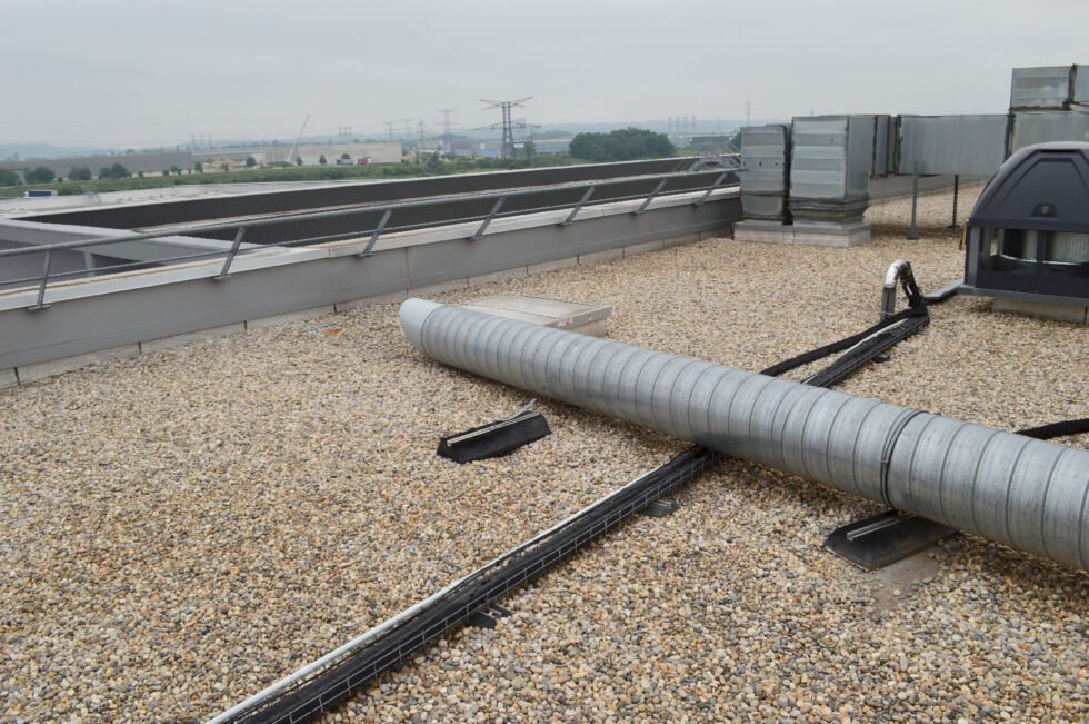 Vérification, gaine sur bureau administratif détachée de ses support sur toiture gravillons base logistique intermaché Saint-Quentin Fallavier 38