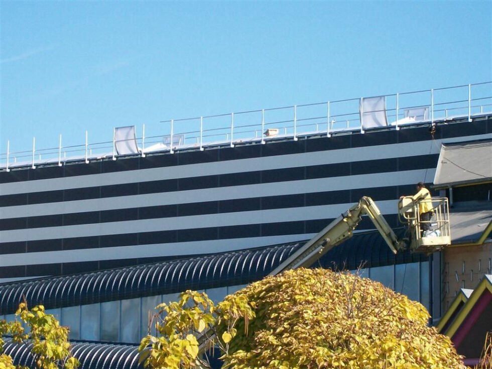 Vérification d'un garde corps aluminum avec exutoire de fumée ouvert sur voute filante vue du sol Bourgoin-Jailleux 38