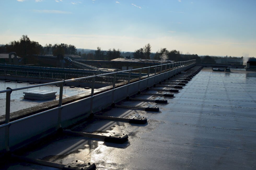 Maintenance d'un garde corps auto-portant sur toiture PVC Albea Simandre 71