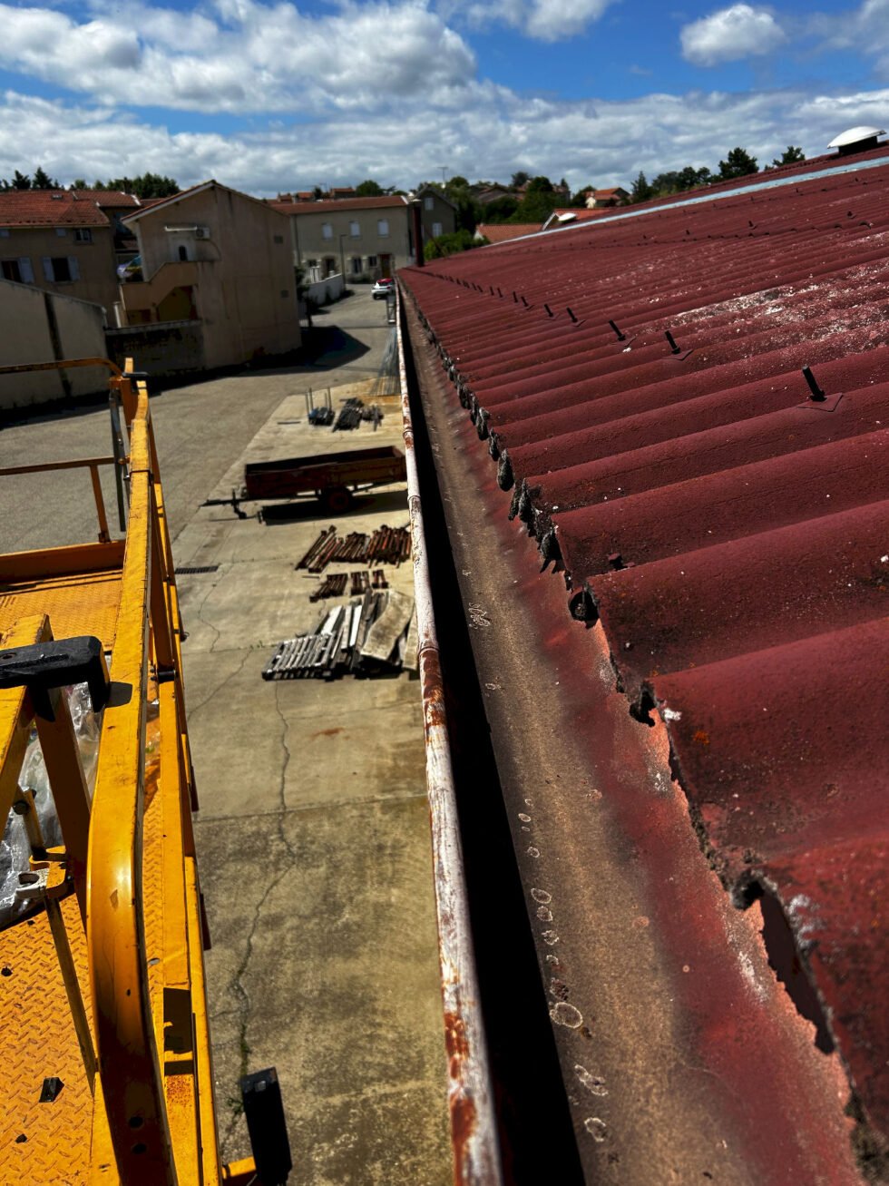 longueur de cheneau nettoyé sur toiture fibre ciment d'un bâtiment industriel à Soucieu-en-Jarrest 69