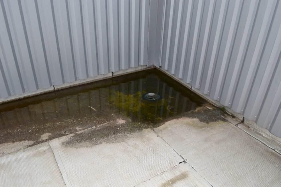 naissance d'eau pluviale bouchée sur un réseau siphoîde sur toiture étanchéité sur une base logistique intermarché à saint quentin fallavier 38