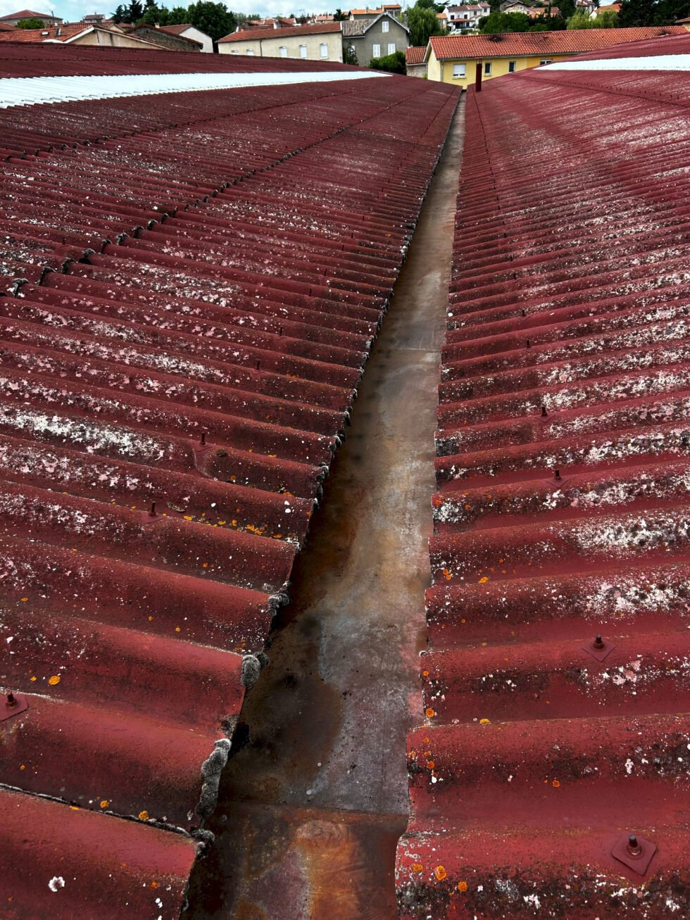 nettoyage d'une noue centrale sur toiture fibre ciment d'un bâtiment idustriel à soucieu en jarrest 69