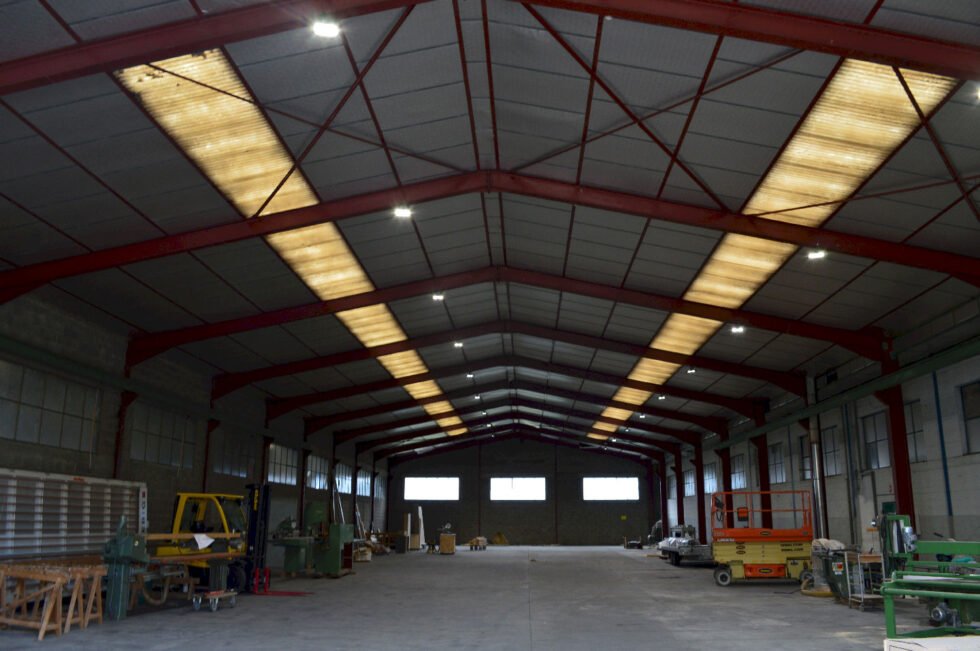 Intervention à venir sur plaque polyester jaunie par le soleil et le temps sur toiture fibre ciment d'un bâtiment industriel à Soucieu-en-Jarrest 69