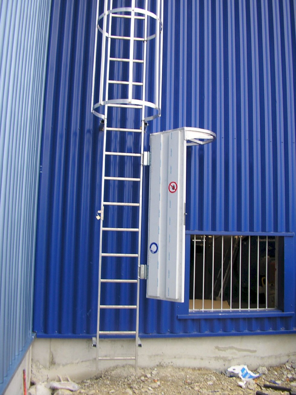 Maintenance porte de condamnation d'une échelle à crinoline sur bâtiment industriel en bac acier Bourg-en-Bresse 01