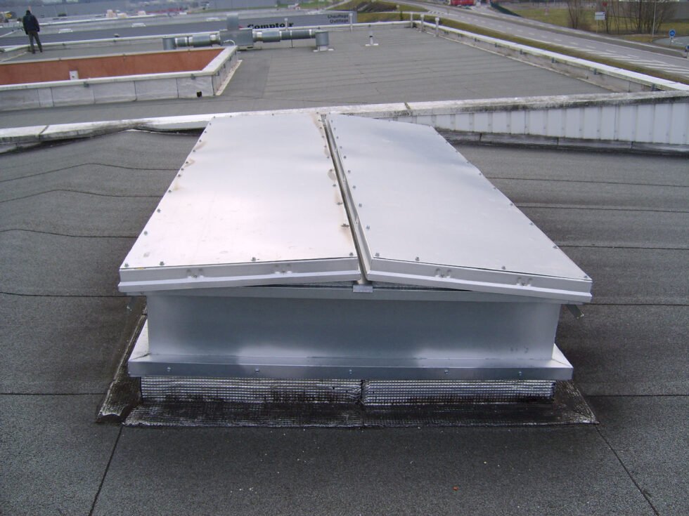 Maintenance de rehausse de désenfumage naturel avec capot en aluminium batiment industriel Bourg en bresse 01