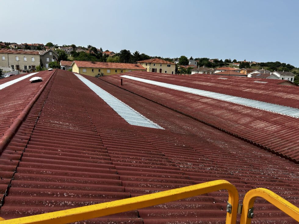 remplacement de plaques polyester sur toiture fibre ciment d'un bâtiment industriel en vue de dessus à Soucie- en-Jarrest 69