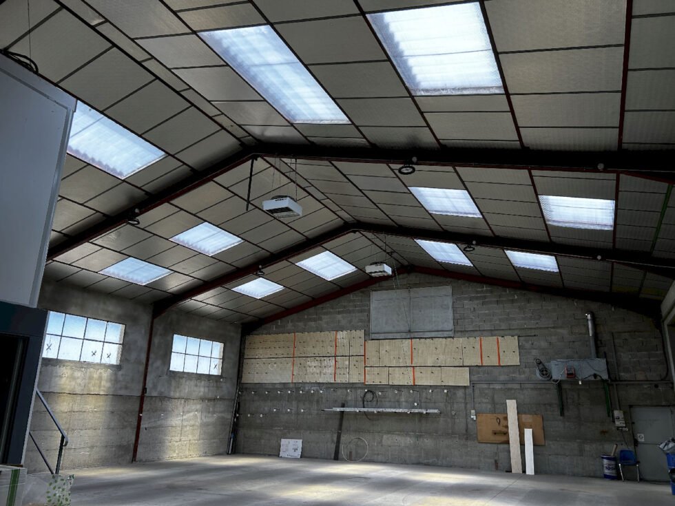 remplacement plaque polyester avec plaque polycarbonate en sous face sur magasin d'un bâtiment industriel à soucieu en jarrest 69