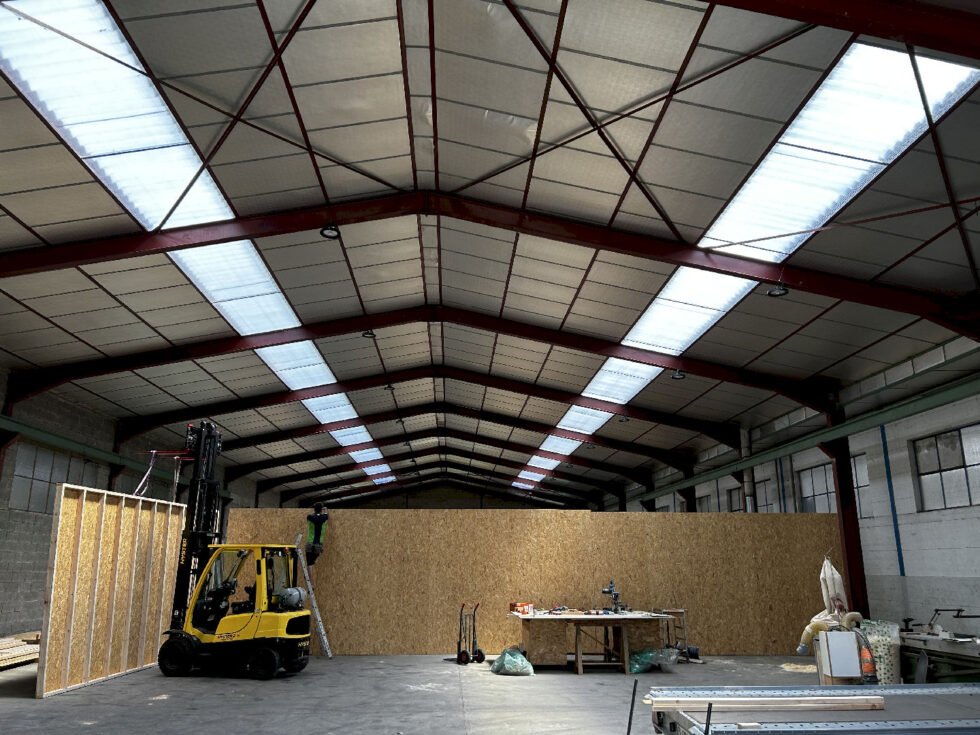 remplacement plaques polyester sur toiture fibre ciment d'un bâtiment industriel hall principal à Soucieu-en -Jarrest 69