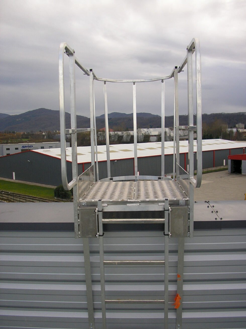 Vérification de la sortie haute évasée d'une échelle à crinoline sur un bâtiment industriel dijon 21