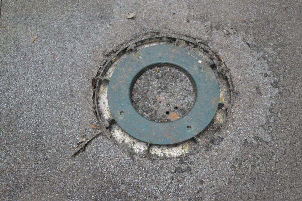 entretien support de naissance siphoide DYKA entièrement bouchée par paillet d'étanchéité sur un bâtiment logistique intermarché à saint quentin fallavier 38