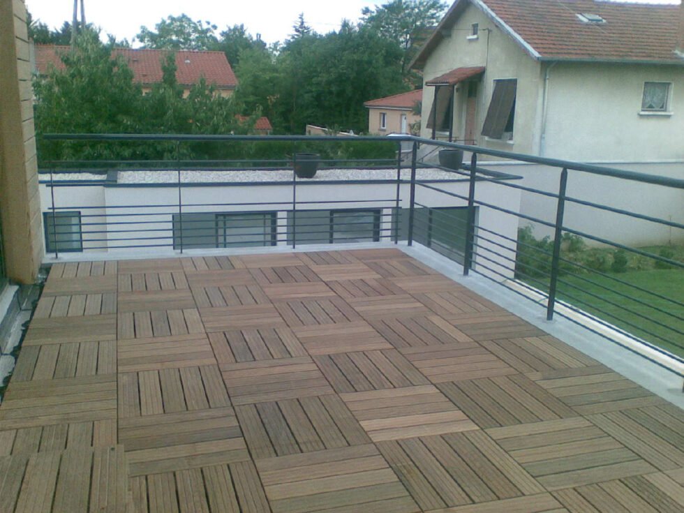 Vérification de la sécurité d'un terrasse accessible avec dalle en bois exotique posée sur plot et garde corps fixe laquée immeuble d'habitation Villeurbanne 69