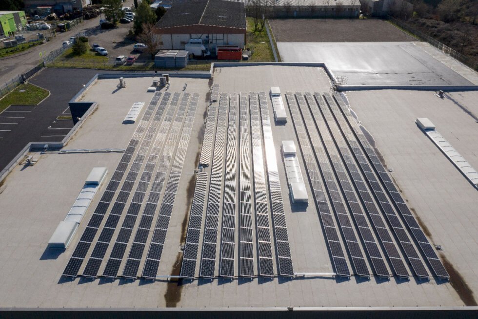 Entretien de panneaux solaires sur toiture PVC avec voute PCA et exutoires de fumée à avignon 83