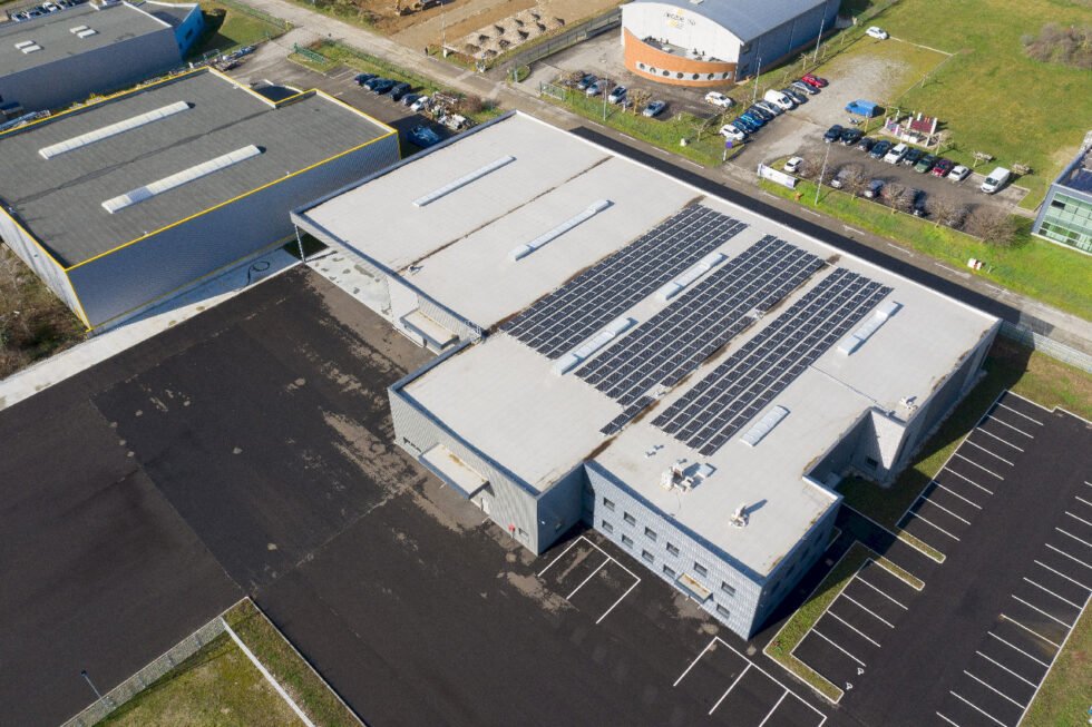 Entretien de panneaux solaires sur toiture industrielle à avignon