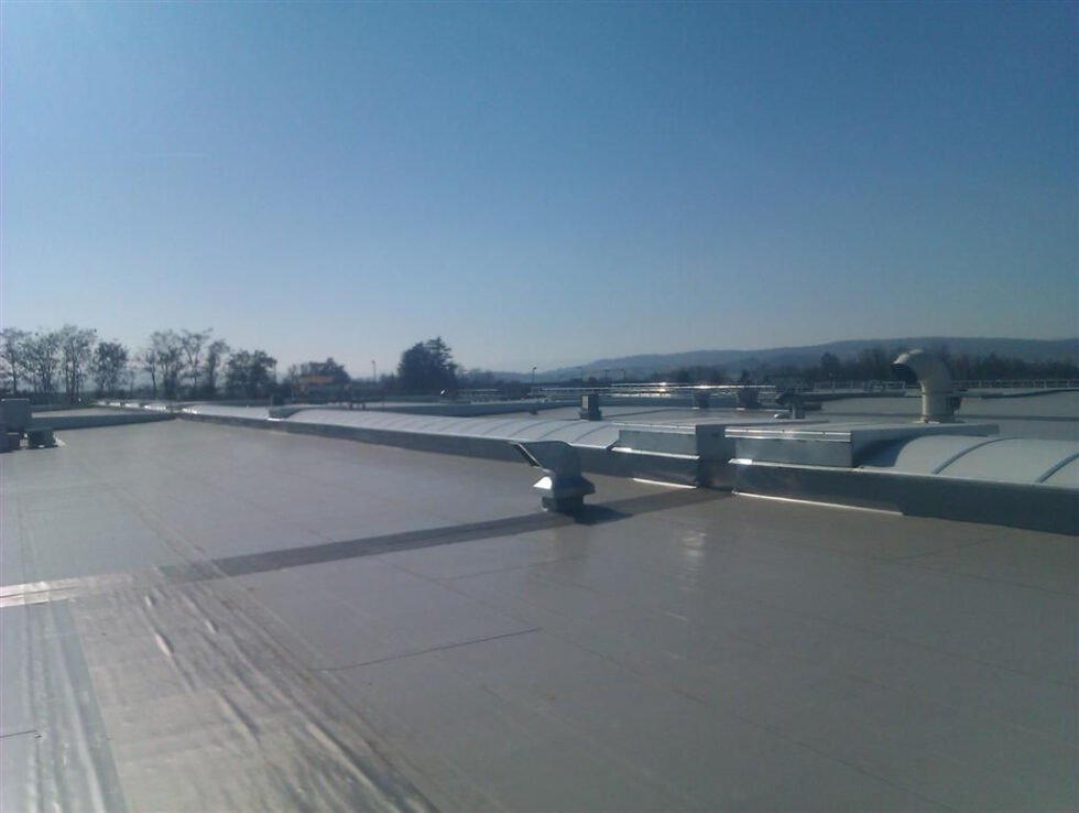 toiture PVC d'un bâtiment industriel avec voute PCA et exutoires de fumée salomon 74