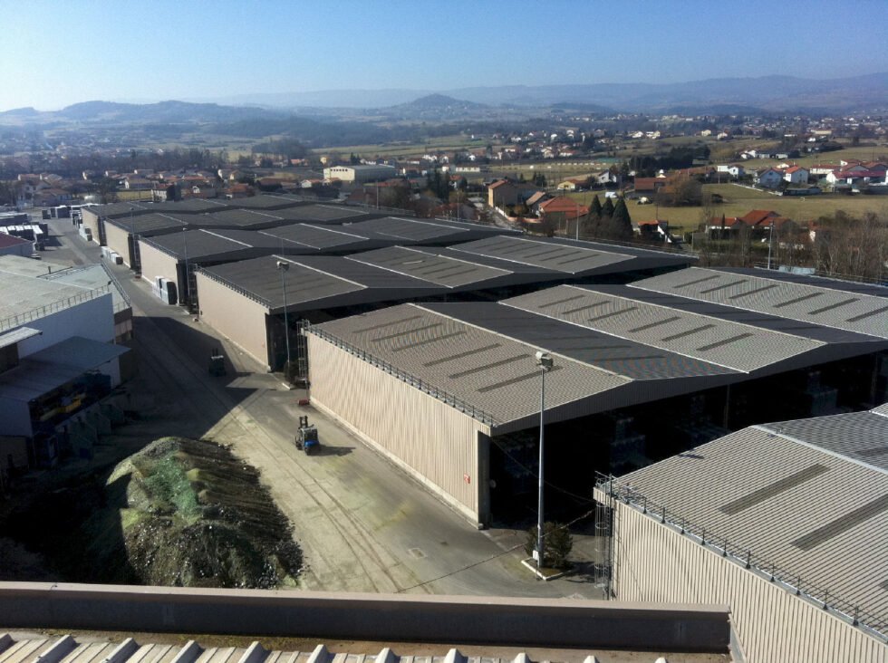 toiture en bac acier simple peau avec plaque en polyester pour matériaux fusible véralia Saint Romiain le puy 42