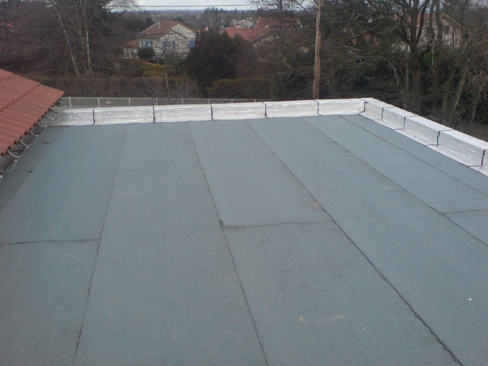 toiture étanchéité ardoisée avec relevés aluminium sur acrotère béton Messimy 69