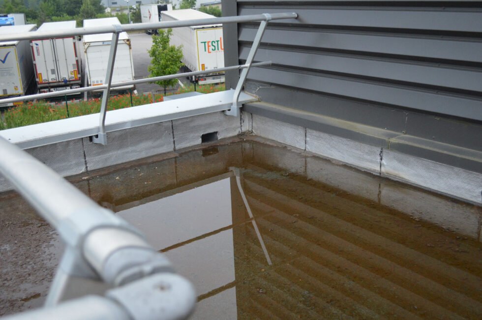 toiture étanchéité d'un local de charge sur base logistique intermarché avec pente inversée à saint quentin fallavier 38