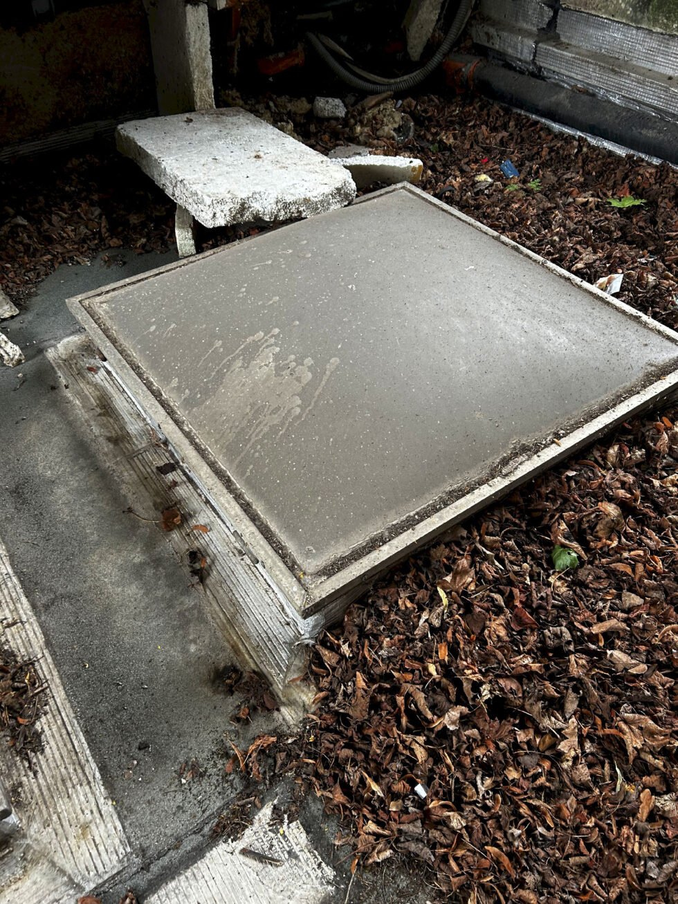 Entretien à faire sur toiture étanchéité avec feuilles et détritus site EDF barrage de Pizançon 69