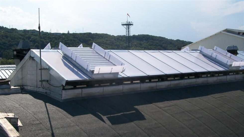 Entretien verrière en polycarbonate alvéolaire et exutoire à lames de désenfumage naturel intégrés rumilly 74