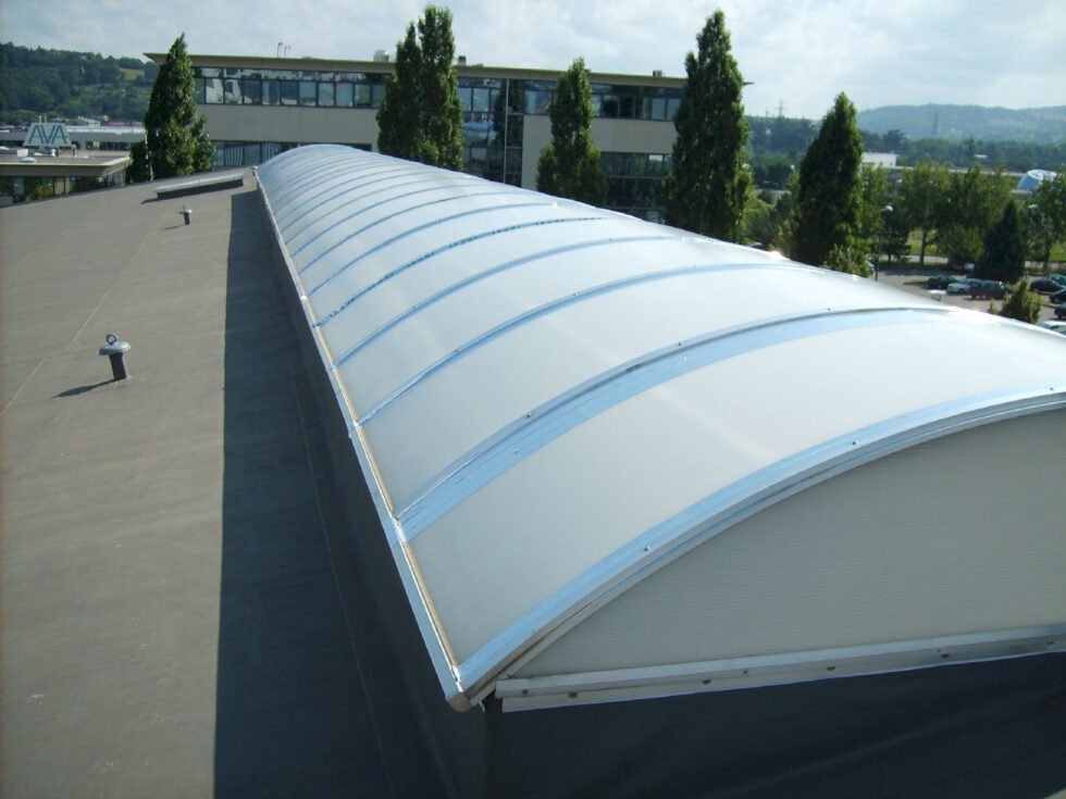 voute PCA avec lanterneaux fixe et point d'ancrage de ligne de vie sur toiture PVC lyon 69