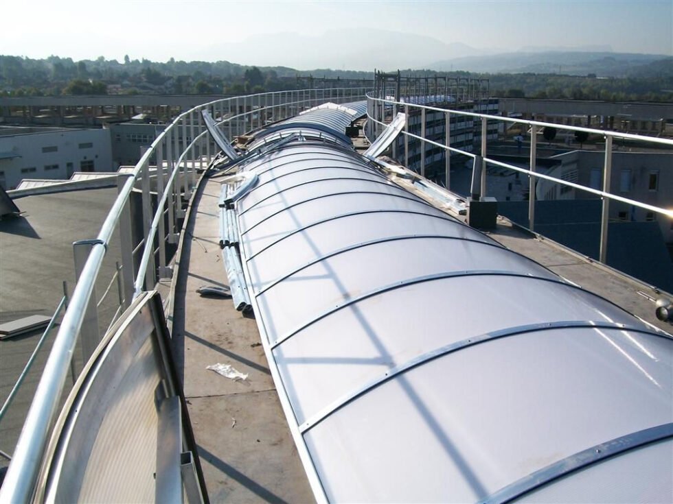 Vérifications et entretien d'une voute filante PCA avec ouvrant de désenfumage intégré et garde corps en aluminium fixe lycée Bourgoin-Jailleux 38