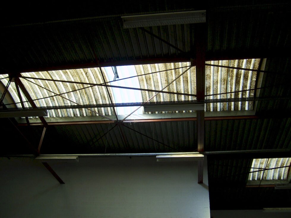 Réparation d'une voute polyester abimée par le temps avec ouvrant de désenfumage usine Romans sur isère 26