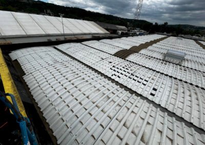 Toiture voutée qui à de nombreuses fuites