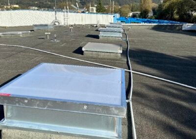 Asservissement de desenfumage en toiture air liquide