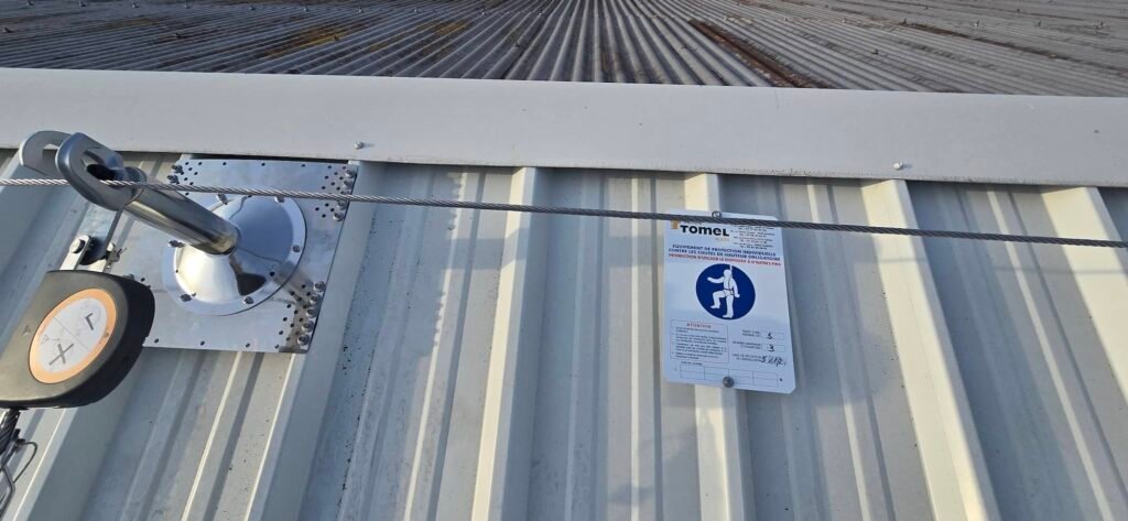 INSTALLATION LIGNE DE VIE DE CHEZ TOMEL SUR TOITURE BAC ACIER AVEC ETIQUETTE DE MISE EN SERVICE