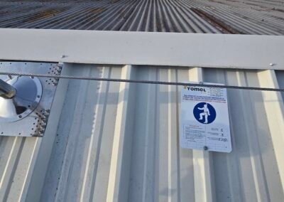 INSTALLATION LIGNE DE VIE DE CHEZ TOMEL SUR TOITURE BAC ACIER AVEC ETIQUETTE DE MISE EN SERVICE