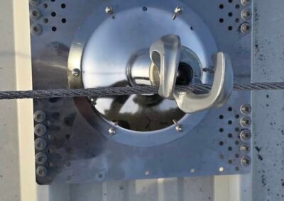 Installation ligne de vie de chez tomel sur toiture bac acier potelets