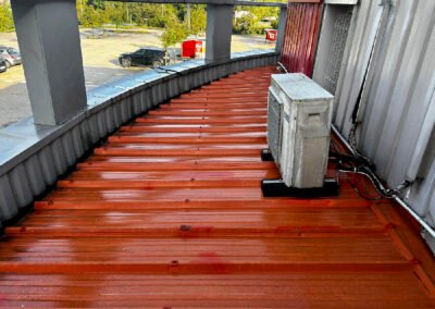 Toiture bac acier avec arrondi avec fuites en toiture avant