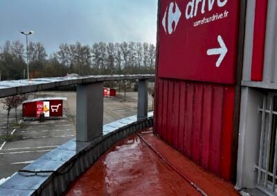 Toiture bac acier avec fuites en toiture apres vue densemble avec enseigne