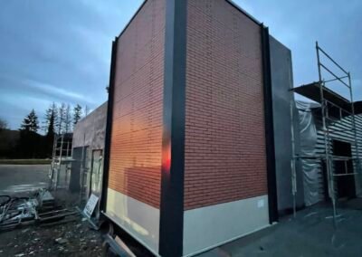 Angle du magasin avec 2 parties en bardage brique