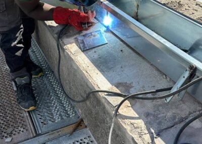 Travail couvreur sur edf – barrage de pizancon drome 26 – soudure de jonction de caniveau