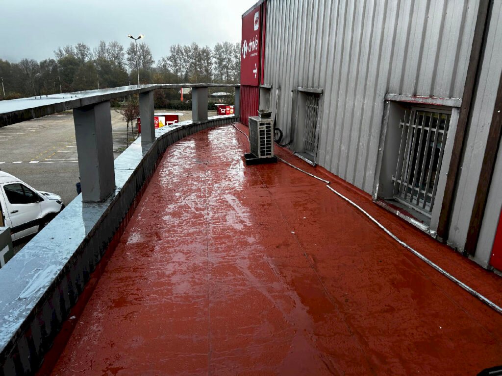 Travail étanchéïté sur toiture bac acier avec fuites en toiture à oyonnax