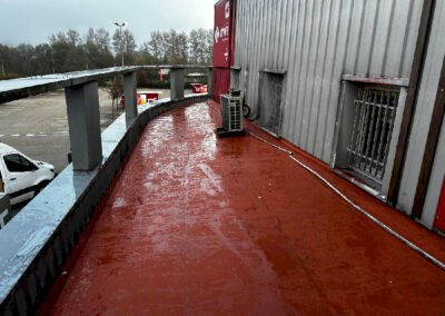 Travail étanchéïté sur toiture bac acier avec fuites en toiture à oyonnax